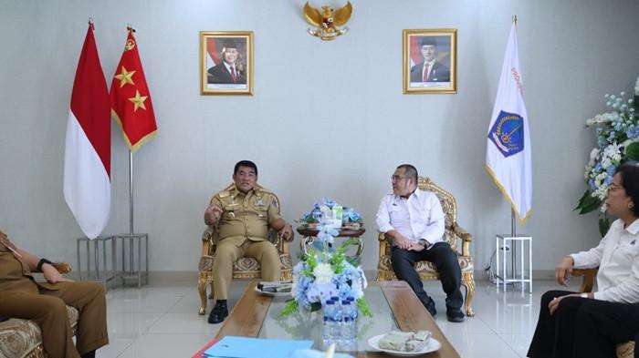 AUDIENSI - Gubernur Sulut Yulius Selvanus Komaling (YSK) adhd