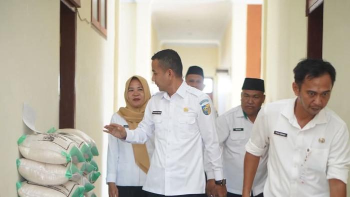 Aditya Pontoh menyerahkan secara simbolis bantuan beras cadangan pangan pemerintah daerah