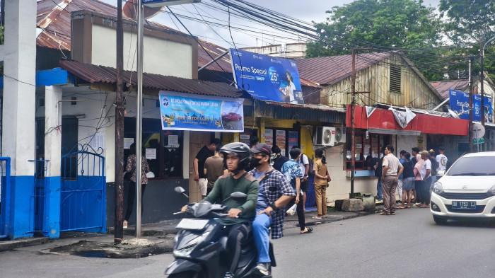 MUDIK - Aktivitas arus mudik di Pelabuhan Manado, Sulawesi Utara, mulai mengalami peningkatan signifikan tiga hari menjelang Hari Raya Idul Fitri, Selasa (17/3/2026). Penumpang antri membeli tiket kapal.
