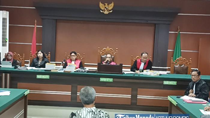 SAKSI - Alexander Marwata saat bersaksi dalam sidang lanjutan kasus dugaan korupsi dana hibah GMIM yang dilaksanakan di Pengadilan Negeri Manado di Kelurahan Kima Atas, Kecamatan Mapanget, kota Manado, provinsi Sulut, Kamis (6/11/2025).