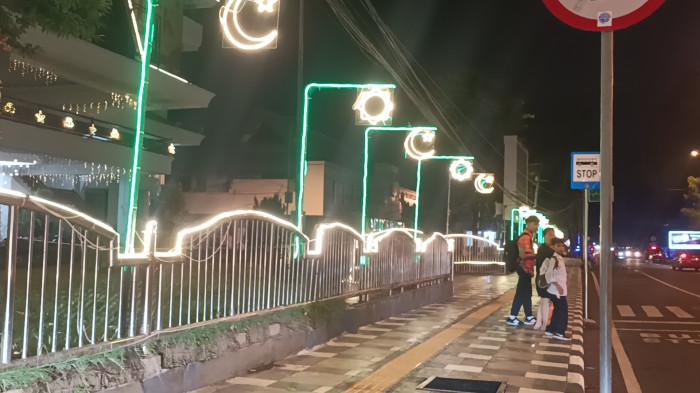 RAMADAN - Aneka lampu berbentuk bulan sabit terpasang di pagar depan kantor Walikota Manado di Kelurahan Tikala Ares, kota Manado, berhadapan dengan lapangan Sparta Tikala Manado.