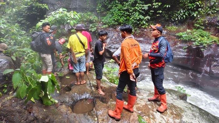 Anggota Tim SAR Gabungan lakukan pencarian terhadap Queen Makal