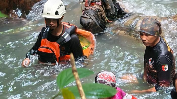 PENCARIAN KORBAN - Anggota Tim SAR Gabungan saat melakukan pencarian terhadap Queen Makal, bocah yang dilaporkan hanyut di kawasan wisata Air Terjun Paris, Minahasa, Sulut. Hingga hari ketiga pencarian, tepatnya pada Senin (25/5/2026), Queen belum ditemukan.