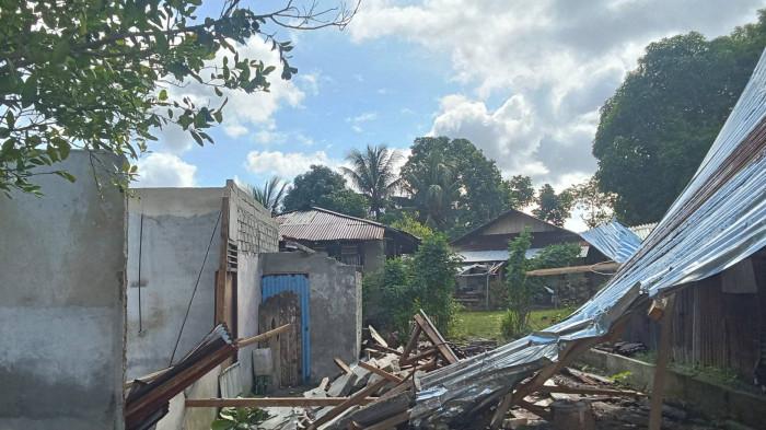 BENCANA - Angin puting beliung menerjang kawasan permukiman di Desa Rainis, Kecamatan Rainis, Kabupaten Kepulauan Talaud, Jumat (7/11/2025) dini hari.