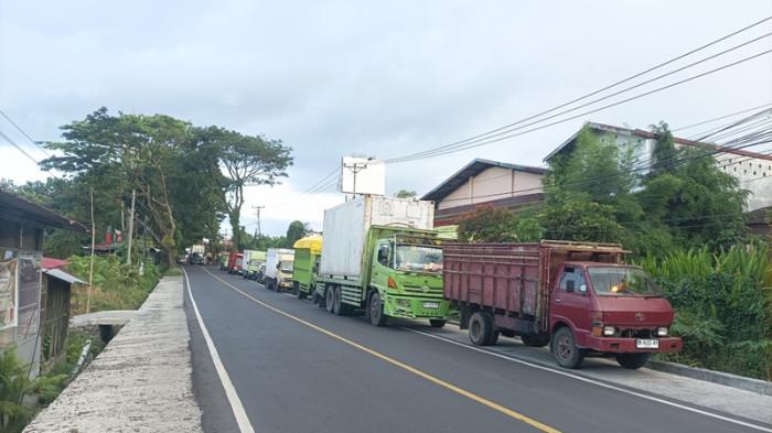 Antrean Solar di SPBU Kolongan Minut