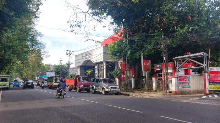 Antrean kendaraan terlihat di SPBU Tanjung Batu, Kota Manado, Jumat (6/3/2026). 