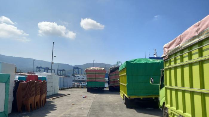 KAPAL RUSAK - Antrian Truck Menumpung di Dermaga ASDP Kota Bitung, Sulawesi Utara, Selasa 21 Agustus 2025.
