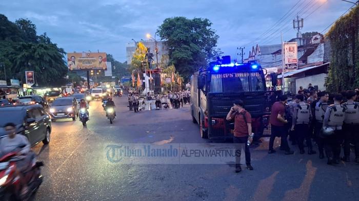 Aparat kepolisian berjaga-jaga di sekitar lokasi demo