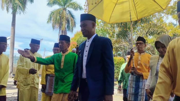 SERTIJAB - Arif Djahala resmi menjabat Camat Bintauna, Bolaang Mongondow Utara (Boltara). Dalam agenda serah terima jabatan (Sertijab) yang digelar di Kantor Camat Bintauna, Kamis (07/05/2026) ia dsambut dengan prosesi adat 'Monintao Kumokunturo Vovato Bintauna' (mengangkat dan mengantar Camat Baru) oleh lembaga adat.