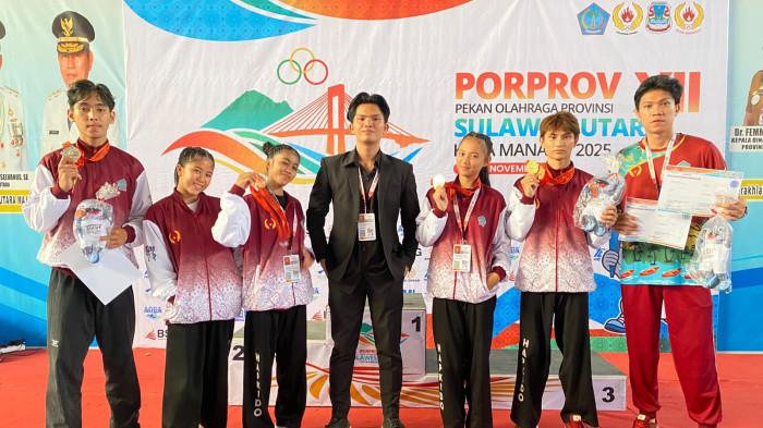 MEDALI - Atlet Hapkido dari Kontingen Kabupaten Minahasa Utara Sulawesi Utara mengabadikan lima medali yang mereka raih di hari pertama pertandingan Hapkido Porprov XII Sulut 2025. Foto Official Hapkido Minut.