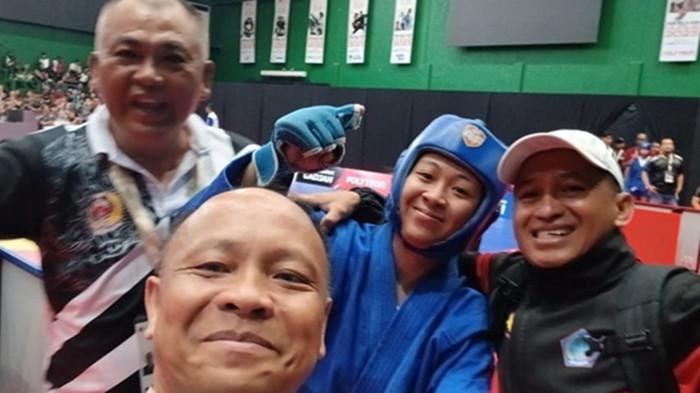 MEDALI EMAS - Atlet Sambo putri Sulawesi Utara, Juvanda Prisilia Sandinganeng (kostum biru) lakukan selebrasi atas raihan medali emas di PON Beladiri 2025 Kudus.