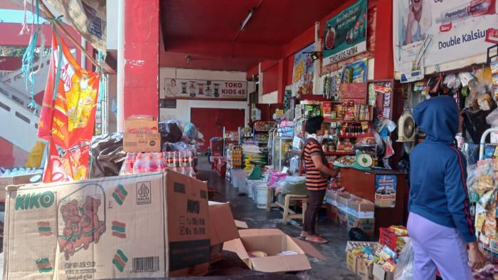 BAHAN PANGAN - Kios bahan pangan di Pasar Bersehati Manado, Sulawesi Utara, Minggu (28/12/2025). Berikut daftar harga bahan pangan hari ini.