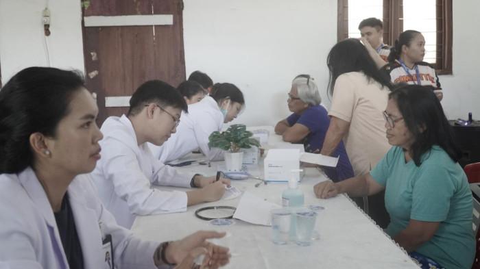 BAKSOS - Sentra Medika Hospital (SMH) Minahasa Utara menggelar aksi kemanusiaan melalui Bakti Sosial (Baksos) yang menyasar ratusan warga di Desa Kuwil, Kecamatan Kalawat, Minahasa Utara, Sabtu (18/4/2026).