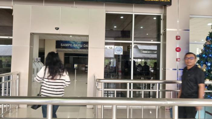 BANDARA - Ibu Florencia Wibisono, Neltje Maramis, masuk ke Terminal Keberangkatan Bandara Sam Ratulangi Manado, Sulawesi Utara, Minggu (18/1/2026). Sang ibu ke Makassar untuk menjalani serangkaian tes.