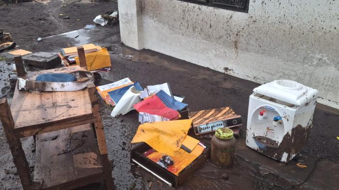 BANJIR BANDANG - Mapolres Sitaro, Kelurahan Paseng, Siau Barat, Sitaro, Sulawesi Utara, pasca bencana banjir bandang, Rabu (7/1/2026). Total ada 206 unit bangunan yang ikut terdampak banjir bandang di Siau, Kabupaten Sitaro, Provinsi Sulawesi Utara. Dari jumlah tersebut 30 rumah dilaporkan hilang terbawa banjir. 52 rumah rusak berat. 29 rumah rusak sedang dan 89 lainnya rusak ringan.