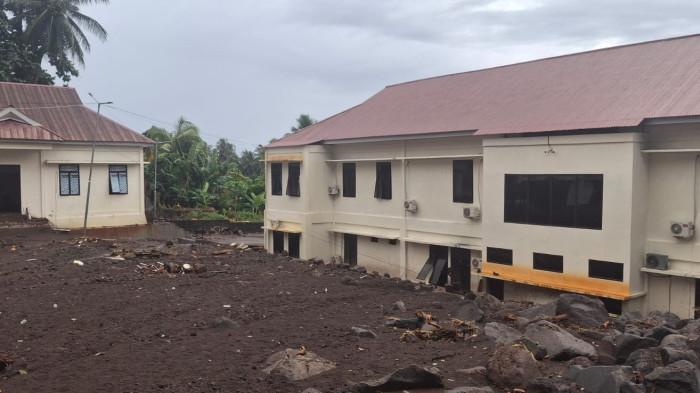 BANJIR BANDANG - Mapolres Sitaro, Kelurahan Paseng, Siau Barat, Sitaro, Sulawesi Utara, pasca bencana banjir bandang, Rabu (7/1/2026). Total ada 206 unit bangunan yang ikut terdampak banjir bandang di Siau, Kabupaten Sitaro, Provinsi Sulawesi Utara. Dari jumlah tersebut 30 rumah dilaporkan hilang terbawa banjir. 52 rumah rusak berat. 29 rumah rusak sedang dan 89 lainnya rusak ringan.