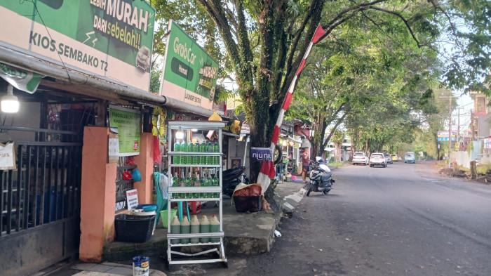 BBM ECERAN - BBM eceran yang dijual di Jalan 17 Agustus, Bumi Beringin, Wenang, Manado, Sulawesi Utara, Minggu (29/3/2026). Larangan jualan BBM eceran ditanggapi negatif para pedagang dan warga.