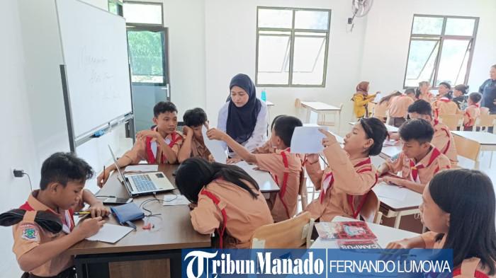 BELAJAR - Suasana belajar di Sekolah Rakyat Menengah Pertama 21 Manado, Jumat 25 September 2025.Sekolah Rakyat Menengah Pertama (SRMP) 21 Manado sudah beroperasi sekitar tiga bulan.