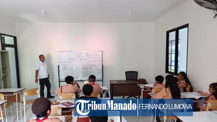 BELAJAR - Suasana belajar di Sekolah Rakyat Menengah Pertama 21 Manado, Jumat 25 September 2025.Sekolah Rakyat Menengah Pertama (SRMP) 21 Manado sudah beroperasi sekitar tiga bulan.