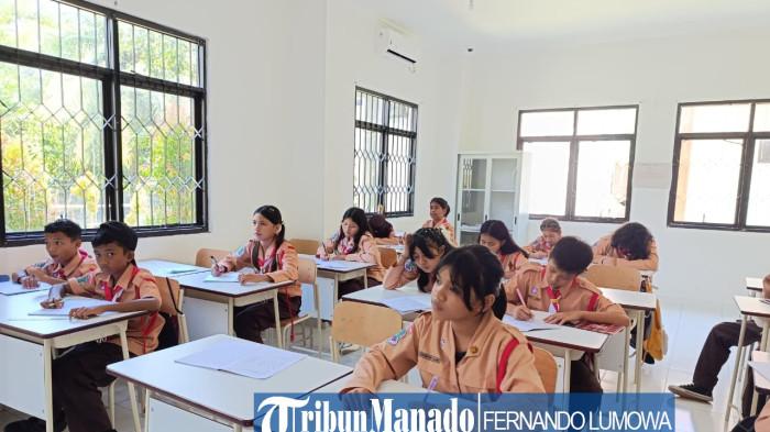 BELAJAR - Suasana belajar di Sekolah Rakyat Menengah Pertama 21 Manado, Jumat 25 September 2025.Sekolah Rakyat Menengah Pertama (SRMP) 21 Manado sudah beroperasi sekitar tiga bulan.