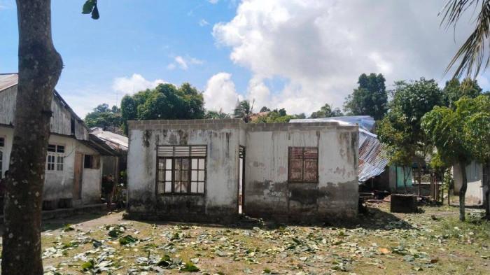BENCANA - Angin puting beliung menerjang kawasan permukiman di Desa Rainis, Kecamatan Rainis, Kabupaten Kepulauan Talaud, Jumat (7/11/2025) dini hari.