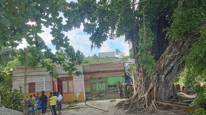 BENCANA - Angin puting beliung menerjang kawasan permukiman di Desa Rainis, Kecamatan Rainis, Kabupaten Kepulauan Talaud, Jumat (7/11/2025) dini hari.