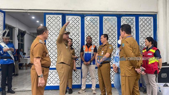 BERLABUH - Kapal pesiar ternama di Dunia Queen Mery 2 sandar di Pelabuhan Samudera Bitung.
Kapal Pesiar Queen Mery 2 Sandar di Pelabuhan Samudera Bitung.