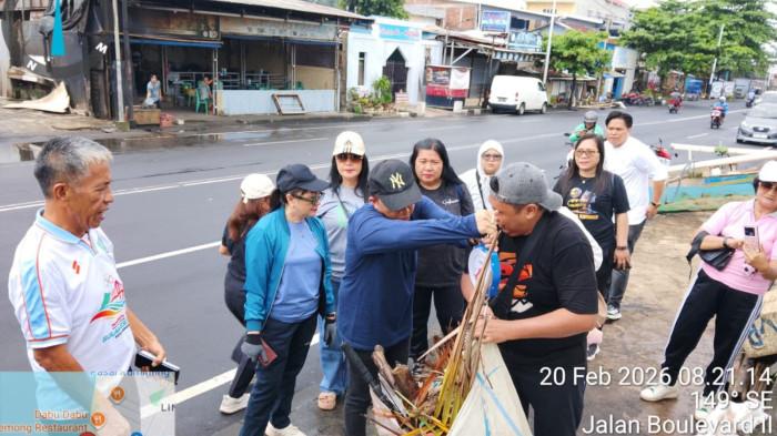 BERSIH - Tumpukan sampah plastik dan limbah rumah tangga yang terbawa ombak.LP-=0
