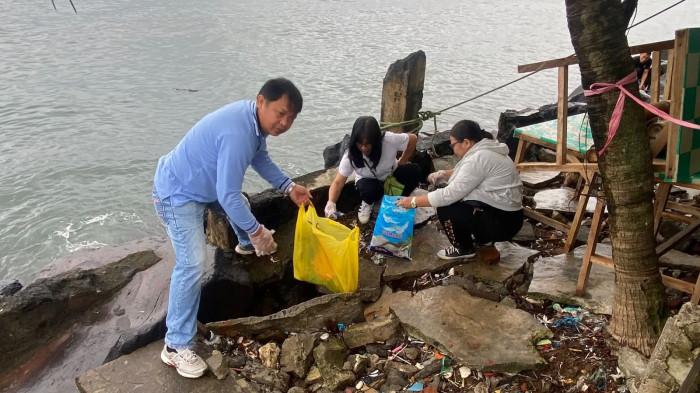 BERSIH - Tumpukan sampah plastik dan limbah rumah tangga yang terbawa ombak.U785D