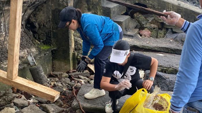 BERSIH - Tumpukan sampah plastik dan limbah rumah tangga yang terbawa ombak.hgh7