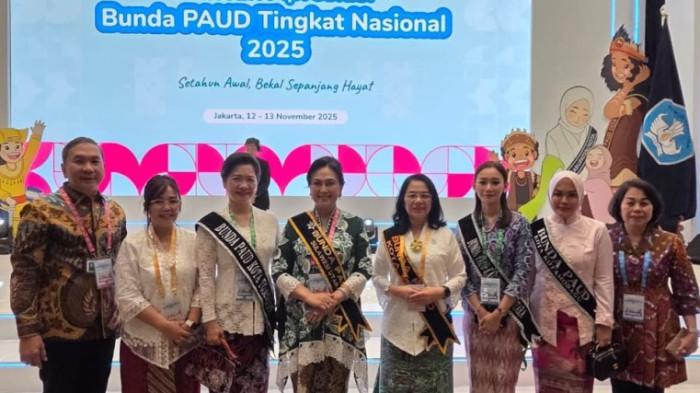 BUNDA PAUD MINUT - Bunda Paud Kabupaten Minahasa Utara (Minut) Rizya Ganda Davega, dalam kegiatan puncak Apresiasi Bunda Paud Tingkat Nasional 2025 di The Sultan Hotel and Residence Jakarta, Kamis (13/11/2025). Tampil anggun dengan balutan busana Kebaya Modern, istri tercinta Bupati Minut Joune Ganda mendampingi Bunda Paud Provinsi Sulut Anik Yulius Selvanus meraih Penghargaan Apresiasi Bunda Paud Tingkat Nasional 2025.
