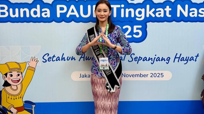 BUNDA PAUD MINUT - Bunda Paud Kabupaten Minahasa Utara (Minut) Rizya Ganda Davega, dalam kegiatan puncak Apresiasi Bunda Paud Tingkat Nasional 2025 di The Sultan Hotel and Residence Jakarta, Kamis (13/11/2025). Tampil anggun dengan balutan busana Kebaya Modern, istri tercinta Bupati Minut Joune Ganda mendampingi Bunda Paud Provinsi Sulut Anik Yulius Selvanus meraih Penghargaan Apresiasi Bunda Paud Tingkat Nasional 2025.