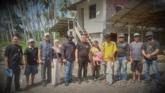 BURONAN TPPO - Buronan Kejaksaan Tinggi (Kejati) Papua Barat, Devita Damati alias Neng, yang terlibat dalam kasus Tindak Pidana Perdagangan Orang (TPPO), berhasil diringkus di Desa Paret Timur, Kecamatan Kotabunan, Kabupaten Bolaang Mongondow Timur (Boltim), Sulawesi Utara, pada Minggu 2 November 2025. Penangkapan ini dilakukan oleh Kejati Sulawesi Utara (Sulut) dan Kejaksaan Negeri (Kejari) Kotamobagu.