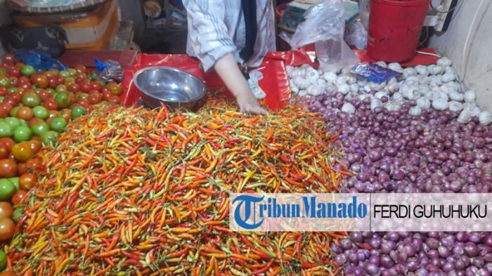 BAHAN POKOK - Update bahan pokok di Pasar Bersehati Manado, Sulawesi Utara, Selasa (27/1/2026). 3 bahan pokok alami penurunan drastis karena stok melimpah.