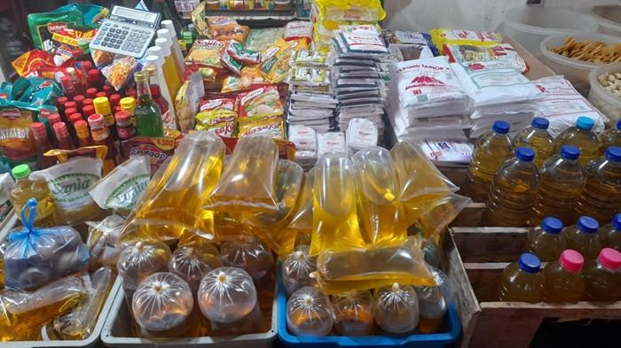 Bahan pokok yang dijual di Pasar Bersehati, Manado, Sulawesi Utara, Rabu (6/8/2025)