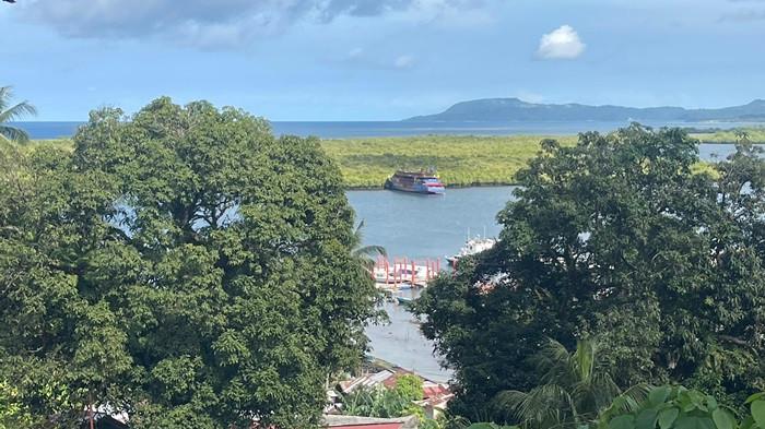 KAPAL - Lama tak terdengar kabar KM Barcelona VA pascainsiden kebakaran di Perairan Talise, Kabupaten Minut, Sulut pada Juli 2025 silam. Bangkai kapal tersebut terpantau berada di sekitar hutan mangrove, Desa Munte, Kecamatan Likupang Barat, Minut, Sulut, Kamis (8/1/2026).