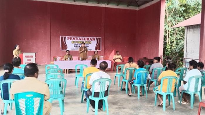 BLT DANDES - Bantuan Langsung Tunai (BLT) Dana Desa (Dandes) 2025 di Minut - Sulut, tahap satu telah tuntas dibagikan ke 125 desa. Ada desa yang terima Rp1 miliar. Per orang Rp300 ribu setiap bulan. Potret Camat Wori Kabupaten Minut Oktovianus Yus Mayuntu, menyerahkan langsung BLT DD ke Penerima di Desa Ponto Kecamatan Wori.