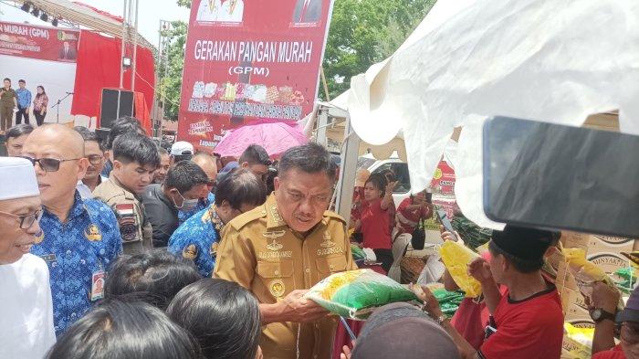 Olly Dondokambey Panas-Panasan Bagi Beras ke Warga di Lapangan Ketang Baru Manado Sulawesi Utara