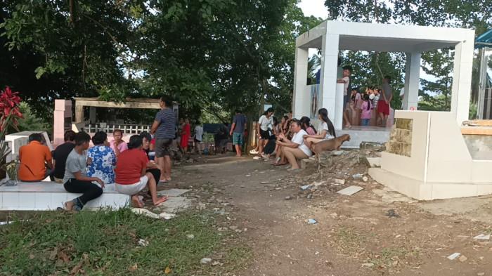 ANAK HILANG - Suasana di seputaran rumah Roy, warga melakukan pencarian dan Arthur, selaku Kasie Kedaruratan Kabupaten Minahasa saat diwawancarai tim TribunManado.co.id. Dikabarkan, Roy Rasdy Rusli, bocah berusia 6 tahun, warga Desa Tombuluan, Minahasa, Sulut yang diduga hilang terus dicari Tim Gabungan BPBD hingga Minggu (9/11/2025).