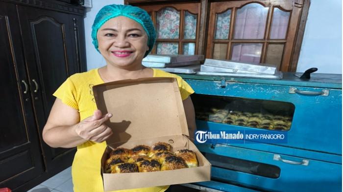 UMKM - Bolen Pisang Manado Khas Bandung yang dijual di Kelurahan Ranotana Weru, Wanea, Kota Manado, Sulawesi Utara, Jumat 21 November 2025.