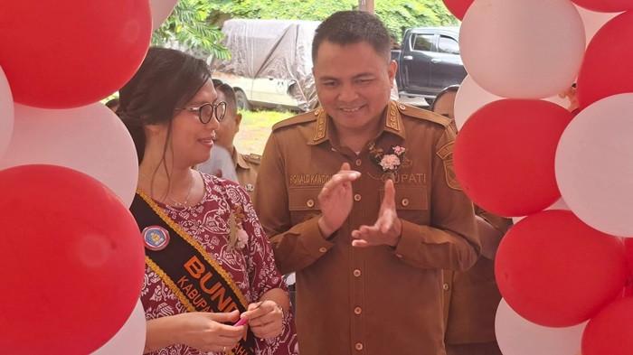 PAUD - Bunda PAUD Mitra Stefa Kandoli Antou meresmikan Gedung bermain TK GMIM Efrata Liwutung, Kecamatan Pasan, Senin 13 Oktober 2025. Ia berharap dengan adanya gedung tersebut anak-anak bisa lebih menikmati masa bermainnya.