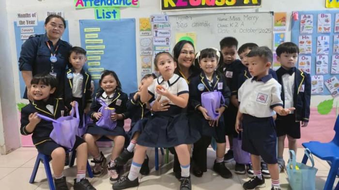 SINERGI - Ketua Tim Penggerak PKK Provinsi Sulawesi Utara sekaligus Bunda PAUD Sulut, Ny. Anik Yulius Selvanus, melakukan kunjungan ke sejumlah lembaga Pendidikan Anak Usia Dini (PAUD) di tiga daerah, yakni TK Happy Land Kota Manado, TK Happy Holly Kids Kota Tomohon, dan TK Upus Ni Mama Kabupaten Minahasa, Senin (13/10/2025).