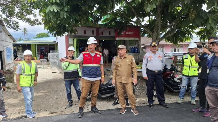 Bupati Bolaang Mongondow Yusra Alhabsyi mengecek ruas jalan. FOTO1