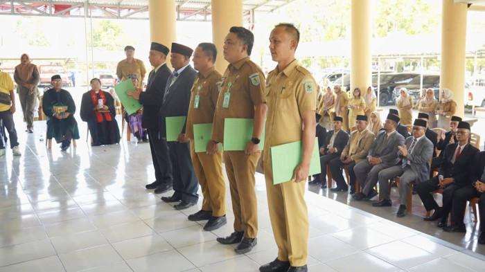 LANTIK - Bupati Bolmong Yusra Alhabsyi dan Wabup Dony Lumenta melantik 20 pejabat Eselon II serta 5 pejabat Plt, pada Senin 20 April 2026. Pelantikan ini dilaksanakan di pelataran Kantor Bupati Bolmong dan berjalan dengan khidmat.