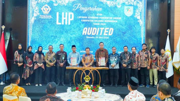 Bupati Bolmong Yusra Alhabsyi dan ketua DPRD Tony Tumbelaka saat menerima penghargaan