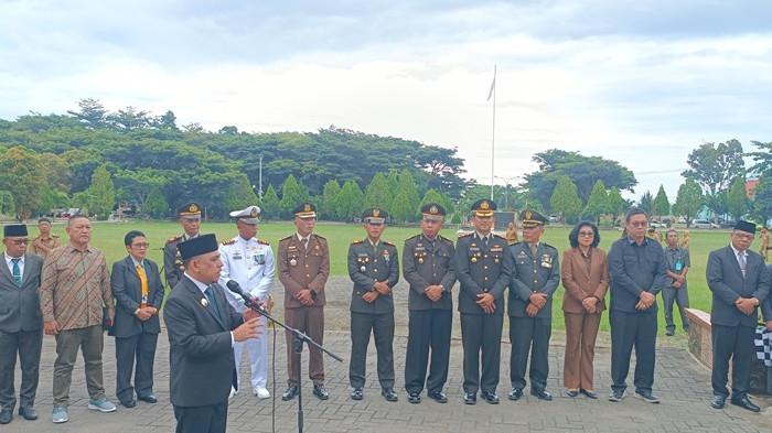 LEPAS: Bupati Bolaang Mongondow (Bolmong), Sulawesi Utara (Sulut) Yusra Alhabsyi melepas atlet 2 cabang olahraga (Cabor) di ajang Pekan Olahraga Provinsi (Porprov) XII Tahun 2025, Senin (10/11/2025). Kedua cabor ini yakni sepak bola dan voli.