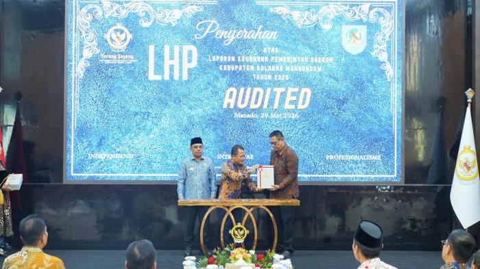 Bupati Bolmong Yusra Alhabsyi saat menerima penghargaan opini WTP