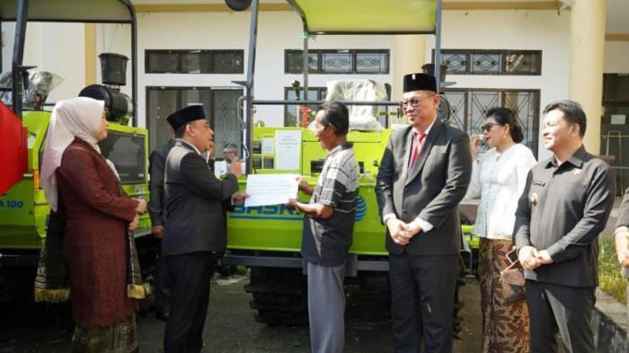 Pesan Bupati Bolmong Yusra Alhabsyi kepada Tiga Kelompok Tani yang Terima Bantuan Alsintan