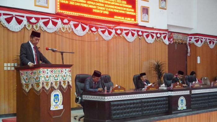 Bupati Bolsel H. Iskandar Kamaru saat mengikuti Rapat Paripurna Tahap II Tahun Sidang kedua