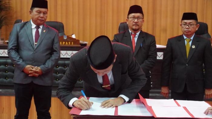 Bupati Bolsel Iskandar Kamaru saat mengikuti Rapat Paripurna Tahap II Tahun Sidang kedua